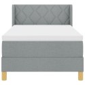 ŁÓŻKO NA STELAŻU Z MATERACEM JASNOSZARY 90X200CM MATERIAŁ WEZGŁOWIE Z DESIGNEM ROMBÓW JASNOSZARY 90CM MATERIAŁ